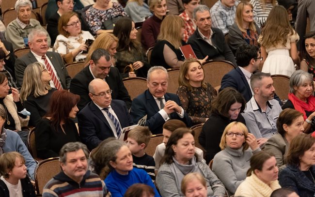 Гълъб Донев и министри аплодират млади класически музиканти | Хай Клуб