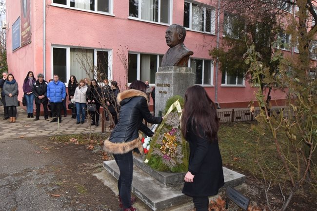 Вдигат паметник на Атанас Буров в Горна Оряховица | Хай Клуб