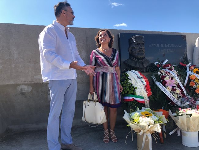 Посланичката на Италия откри барелеф на Джузепе Гарибалди в Свети Влас ...